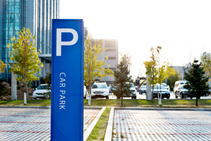 A blue parking sign beside the road